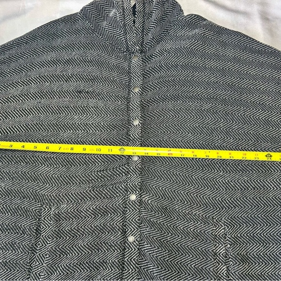 Lucky Brand Women's Black and White Herringbone Hooded SnapUp Knit Poncho Sz M/L - Picture 6 of 6